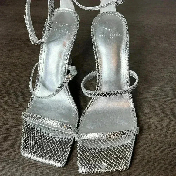 Marc Fisher Women's Dalida Embossed Strappy Sandals Size 7M - Picture 9 of 12